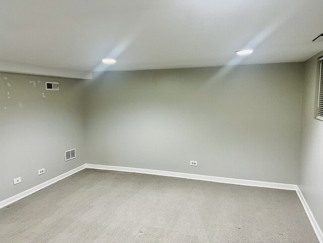 Building Photo - 1350 W Webster Ave