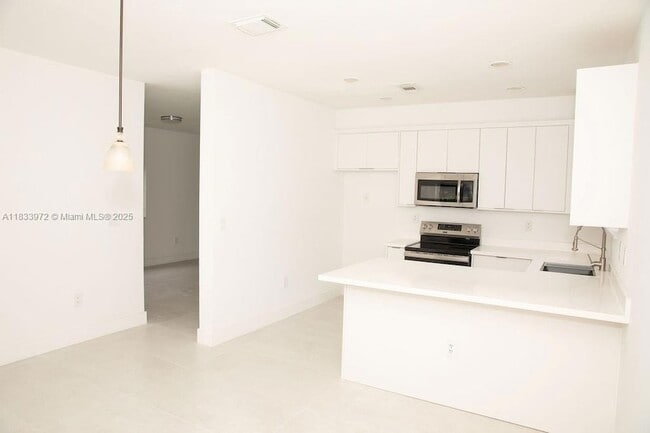 Building Photo - 273 SE 32nd Ave