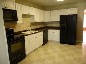 Building Photo - 183 Maple St