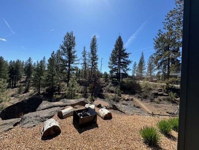 Building Photo - Gorgeous new home in Discovery West
