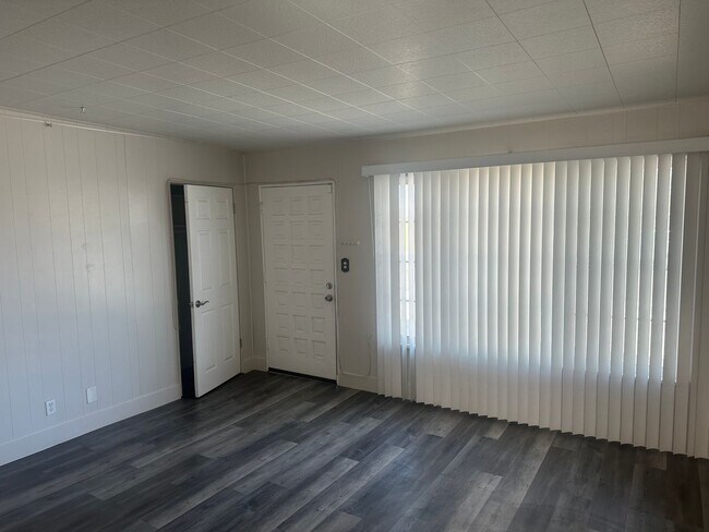 Building Photo - NLV!! Single Story!! 3 Bedrooms!! Carport!...