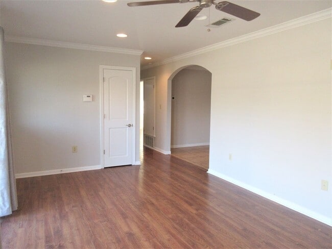 Building Photo - Adorable 2-bedroom/1-bath Duplex in Rosedale