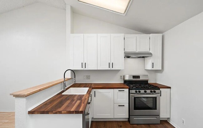 Building Photo - 137 N Oak Knoll Ave