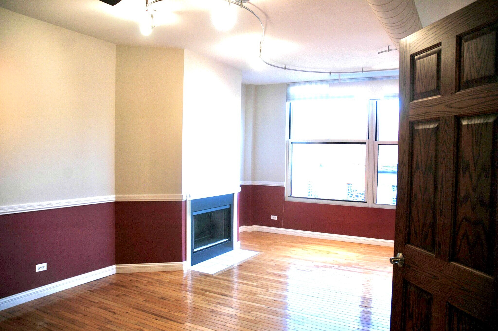 Master bedroom with fireplace - 525 N Ada St
