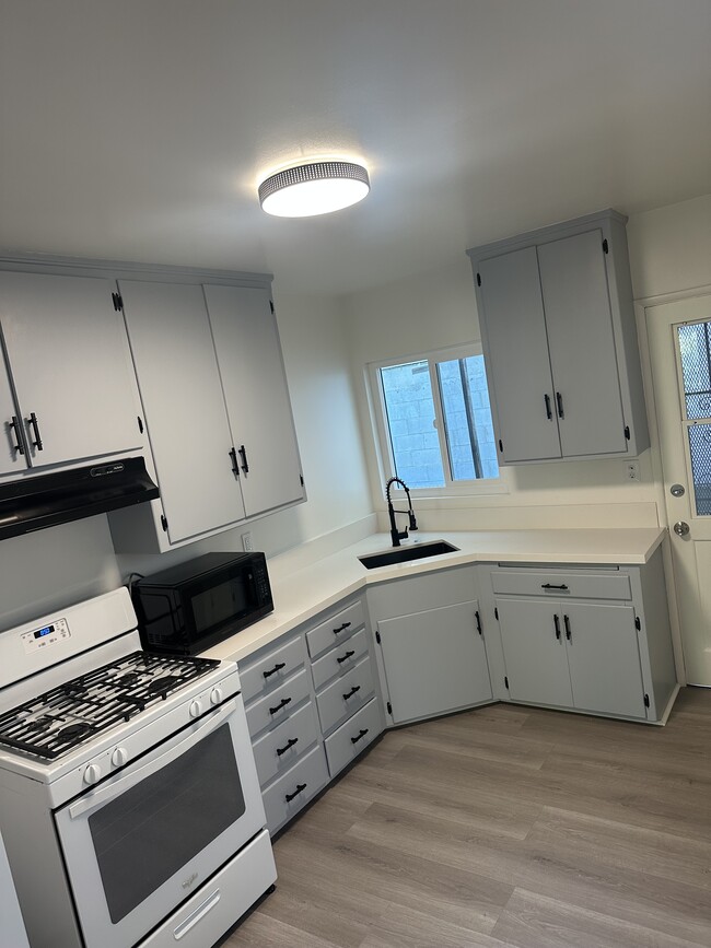 Building Photo - 205 W Palmer Ave