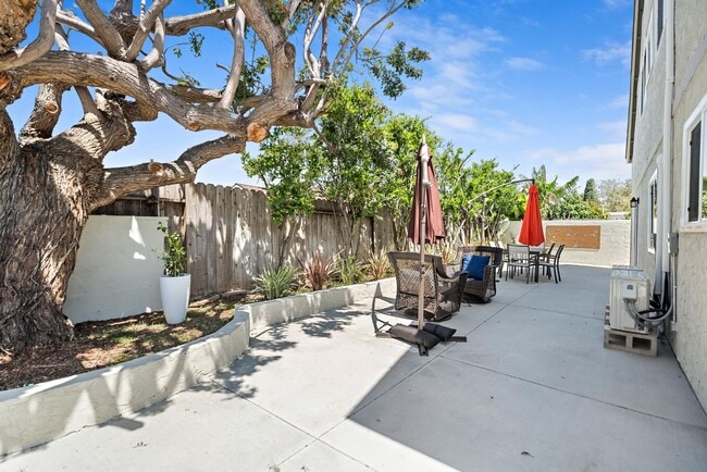 Building Photo - 6BD/4BA One Story Single Family House next...