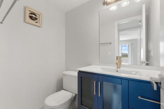 Building Photo - 3038 Cornwall B