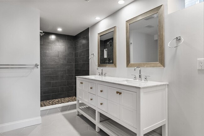 Building Photo - 83 Centre St