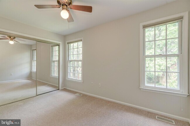 Building Photo - 2440 S Walter Reed Dr