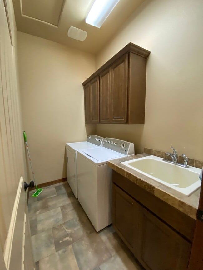 Building Photo - 433 Golden Dr