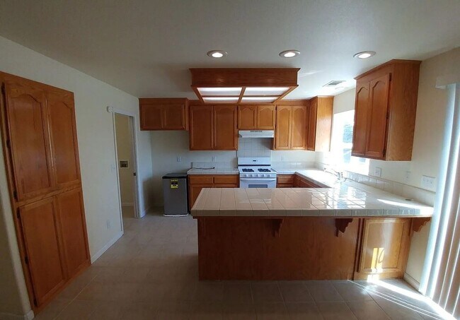 Building Photo - LARGE 3 BED 3 BATH HOUSE IN LAKE CALIFORNIA
