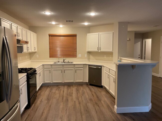 Building Photo - Great 1 home, 3brs, 2bth, 2cg