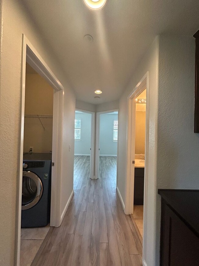 Building Photo - Move in special !!! $1000 off first month rent on approved credit with a 1 year lease.