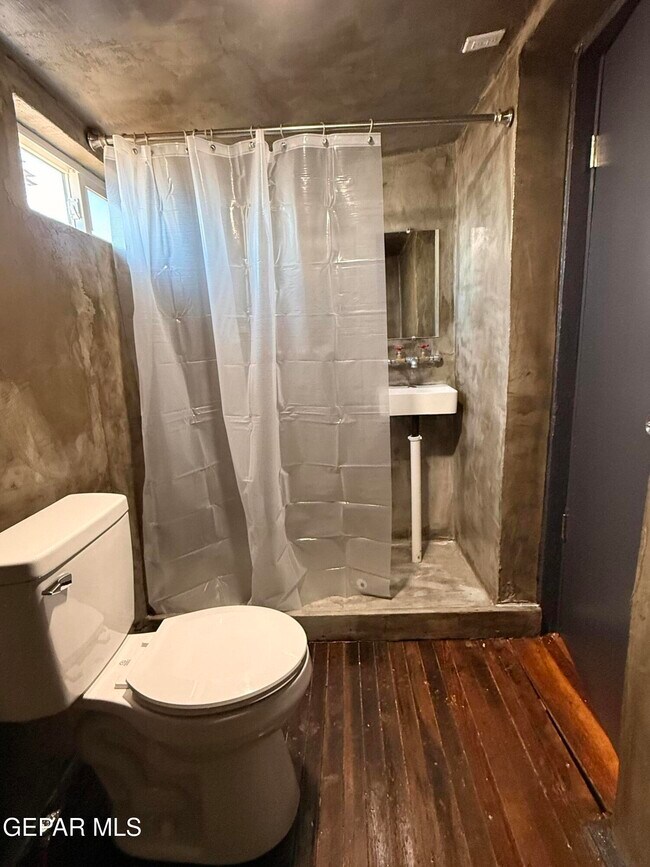 Building Photo - 2700 Federal Ave