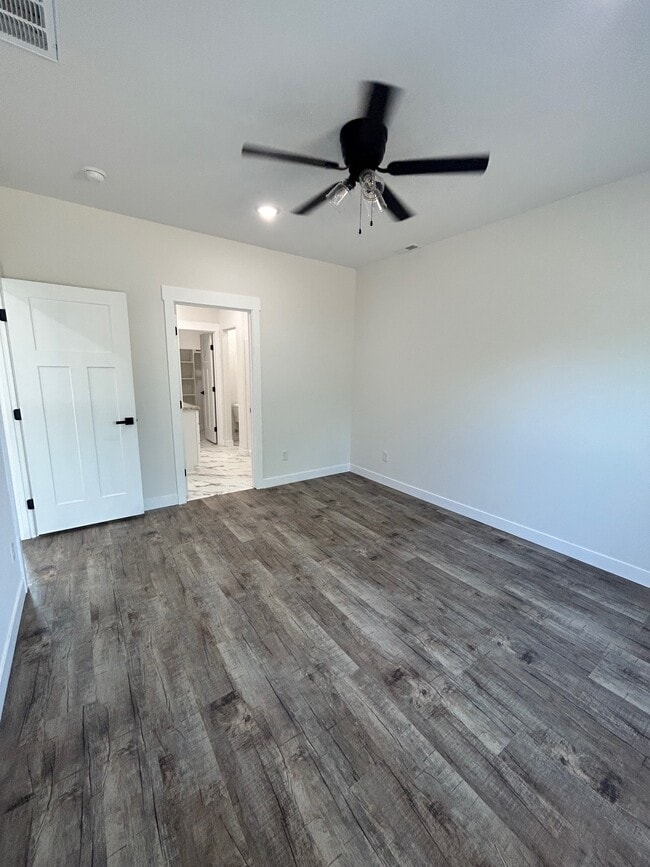 Building Photo - 585 Panich St