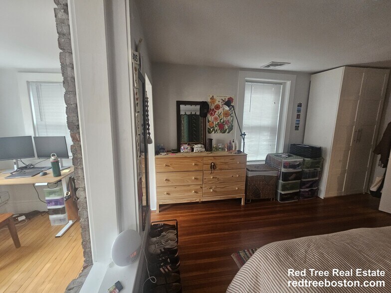 Building Photo - 7 Riverside Pl