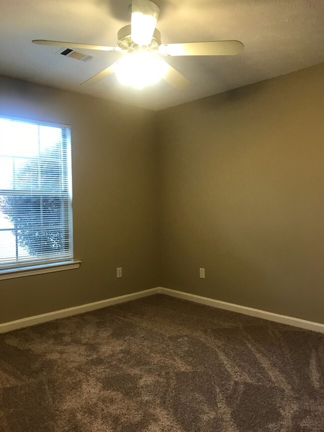 Building Photo - 16 Mustang Dr