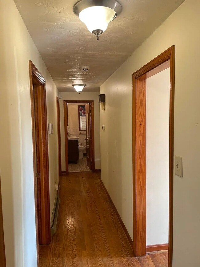 Building Photo - 606 Doe St