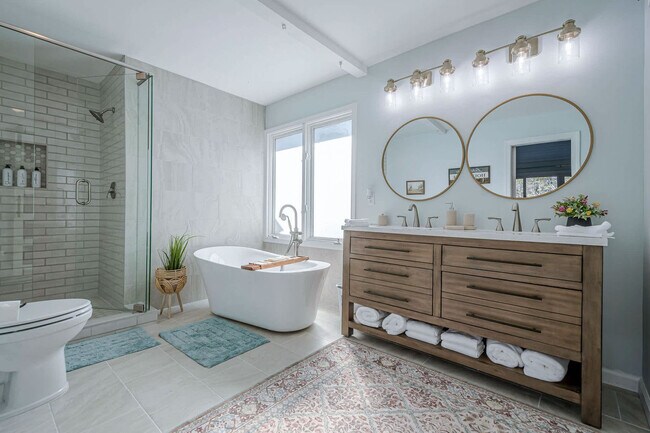 Building Photo - 117 Lakeview Cir