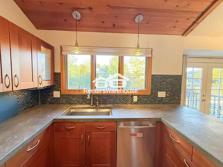 Building Photo - 4850 Fairlawn Ct