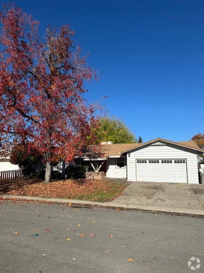 Building Photo - 4 Bedrooms in South Redding