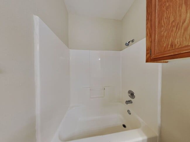 Building Photo - No Application Fee* $500 off first months ...