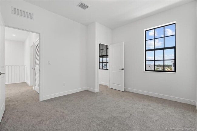 Building Photo - 870 SW Newfield Ave