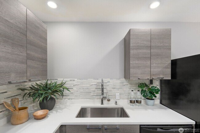 Building Photo - Bright Renovated 1 Bedroom Corner Condo in the Heart of Downtown Bellevue