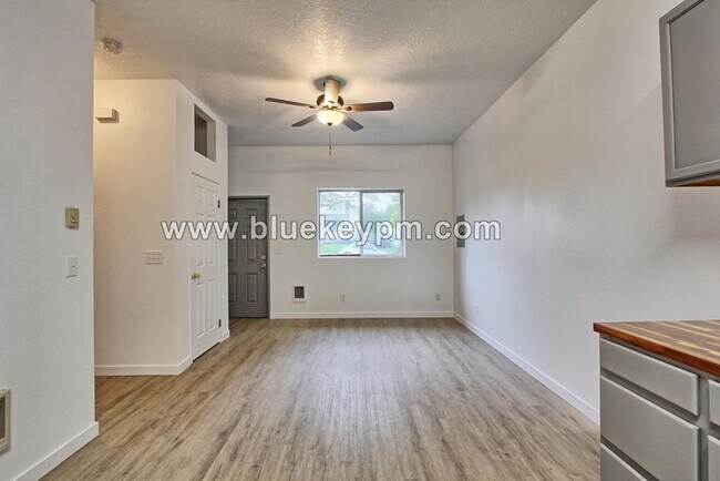 Building Photo - 1 Bed, 1 Bath Duplex Unit in Parkrose