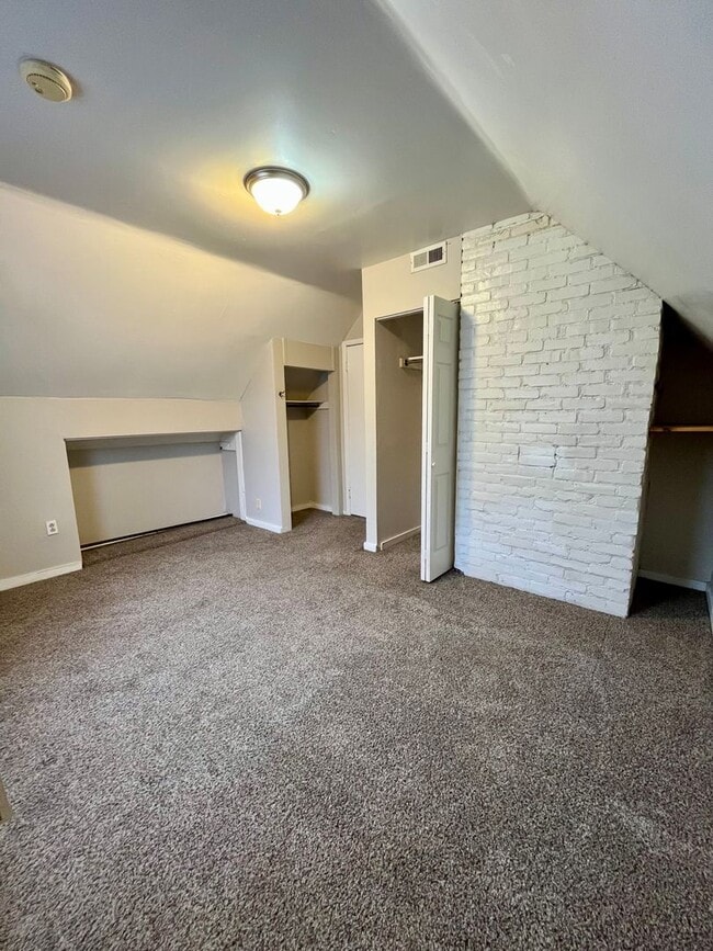 Building Photo - *** Shadyside Duplex Apartment * Pet Friendly * Spacious & Renovated * Available Now * Modern Fin...