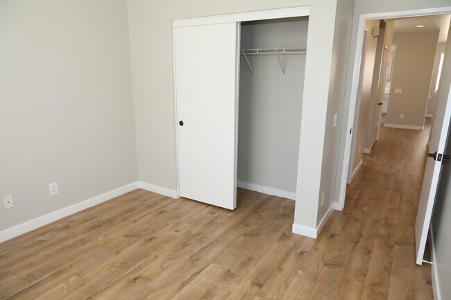 Building Photo - 1559 Ave H4