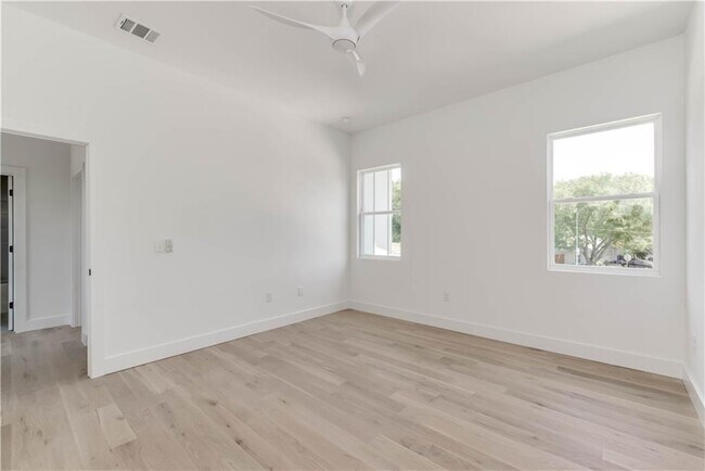 Building Photo - 4800 Vinson Dr