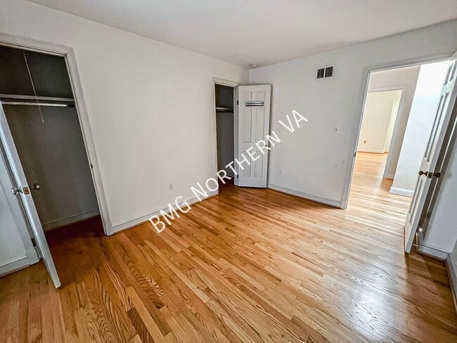 Building Photo - 1325 Lynnbrook Dr