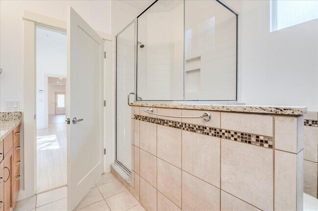 Building Photo - 4006 Valley View Rd