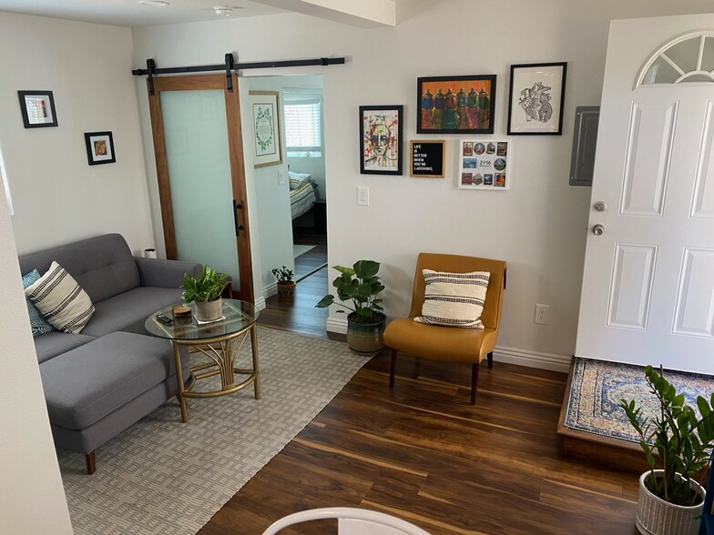 Primary Photo - 3234 Malabar St