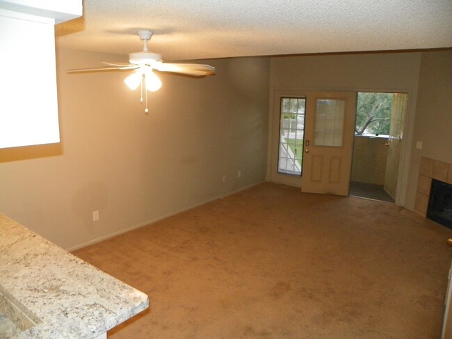 Building Photo - 2 Bedroom townhome with garage! Remodeled ...