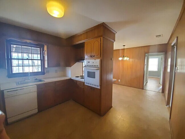 Building Photo - 6401 Sandpiper Dr