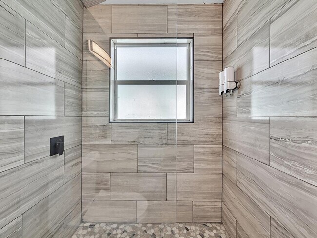 Building Photo - 318-320-320 Walnut St