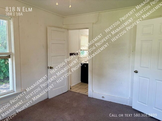 Building Photo - 818 N Elm-