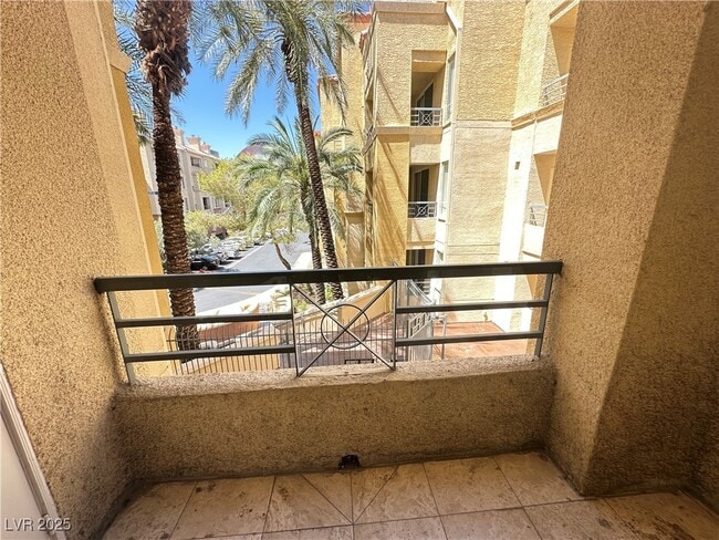 Building Photo - 270 E Flamingo Rd