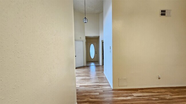 Building Photo - 8731 Croteau Dr