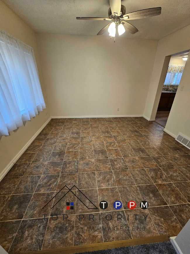 Building Photo - 4 Bedroom | 1 Bathroom Single-Family Home ...