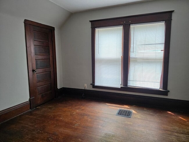 Building Photo - 1705 Gillette St
