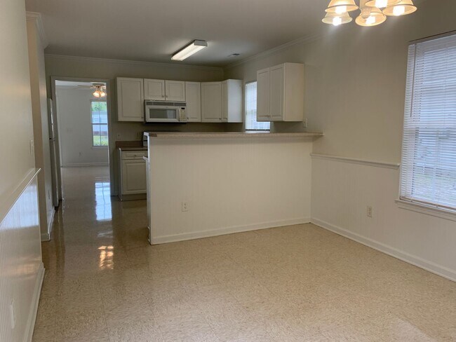 Building Photo - 3 Bedroom 2 Bath House on Victory Gardens Available Now