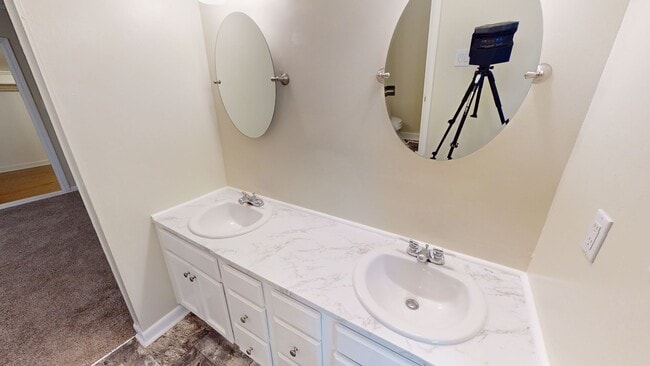 Building Photo - Charming 3 Bedroom Home with Modern Update...