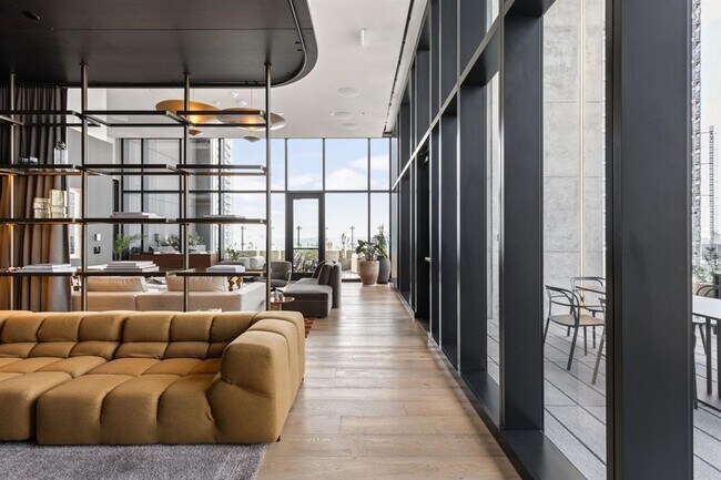 Building Photo - 610 Davis St