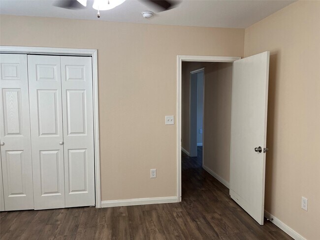 Building Photo - 104 N Eastwood St