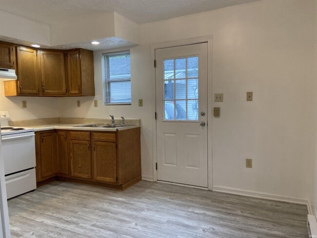 Building Photo - Duplex/ 2 -2 bedroom 1 bath with detached garage