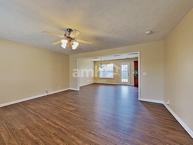 Building Photo - 105 Tulip Grove Pt