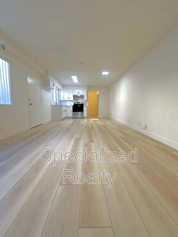 Building Photo - 342 E Providencia Ave